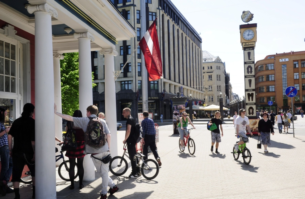Latvia otti torstaina käyttöön järeitä sulkutoimia koronaepidemian hillitsemiseksi. Toukokuussa ihmisiä käveli Riian kaduilla. Lehtikuva / Heikki Saukkomaa