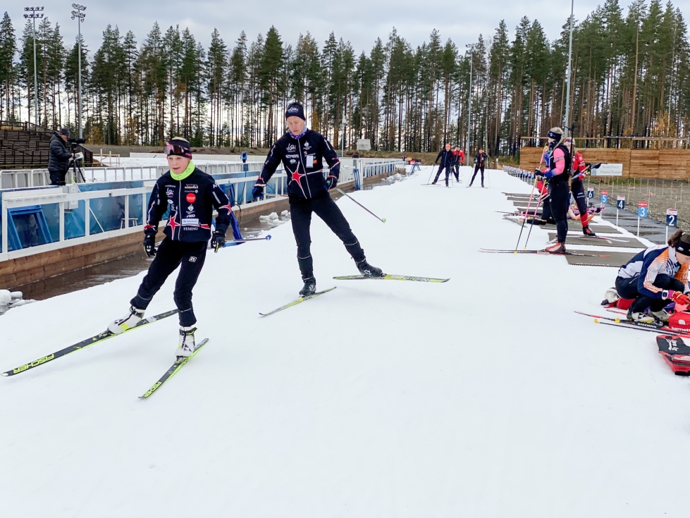 Hiihtokausi Kontiolahdella on käynnissä. Kuvassa hiihtävät Lotta Peltola ja Ilari Nissinen.