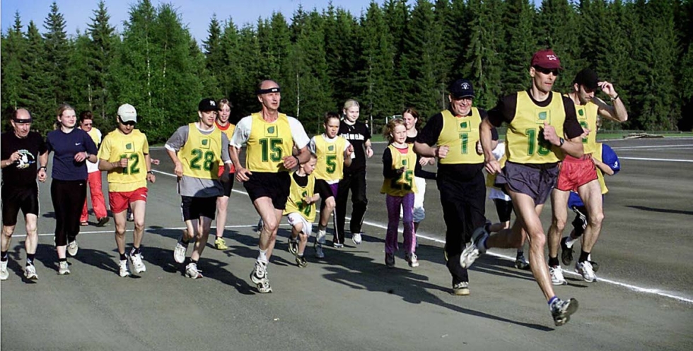 Pyhäselän Urheilijoidenkin Kunniakierros keräsi takavuosina nykyistä enemmän osallistujia ja rahoittajia. Kuva vuodelta 2003.