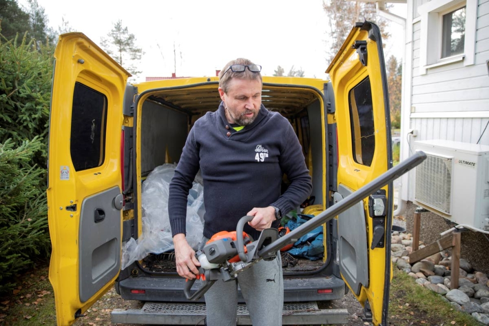 Jarkko Puusaari ajelee asiakkaidensa luo keltaisella Opel-pakettiautolla. Takaosasta löytyy melkein mikä tahansa työväline pihatöitä varten.