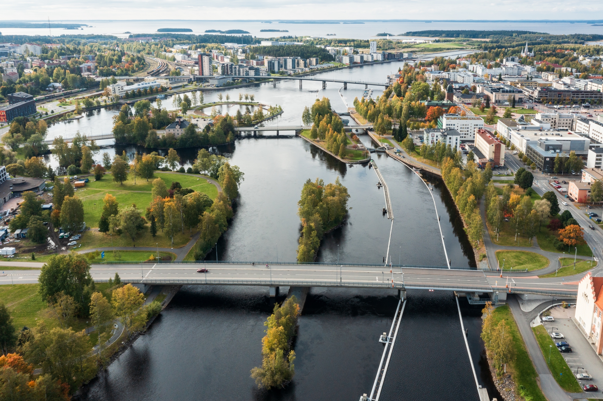 Katso upea video Joensuun yltä: Pielisjoen yli pääsee Joensuun  kaupunkialueella seitsemän sillan kautta - kaikki sillat kiertävä lenkki on  kahdeksan kilometrin mittainen maisemaelämys