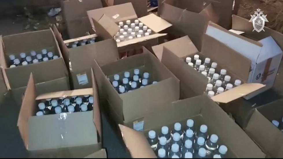Orenburgin poliisin mukaan alueen kaupoista ja varastoista on takavarikoitu tuhansia pulloja laittomaksi epäiltyä juomaa. Lehtikuva/AFP