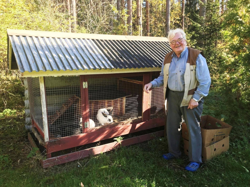 Jukka Junnola tuntee eläneensä rikkaan elämän. Hän käy päivittäin tervehtimässä kahta lemmikkikaniaan.