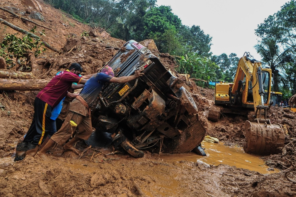 Keralan osavaltiossa jokien vedenpinta on noussut ja vesi tulvinut teille. Lehtikuva/AFP