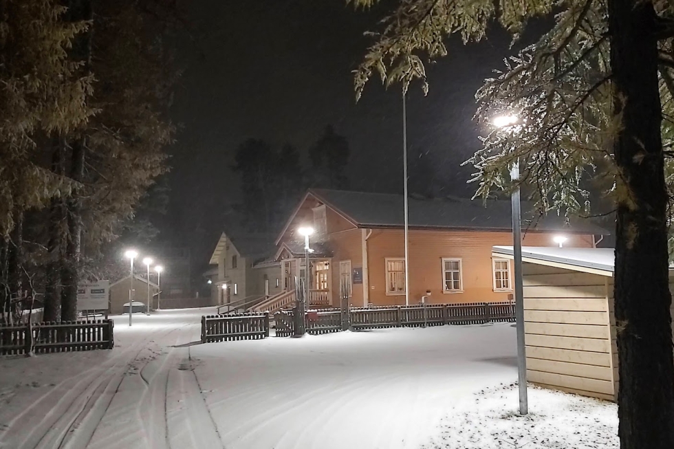 Lumisade koristeli myös Varakoti Varpusen maiseman Lieksan Mähköllä. Kuva on otettu keskiviikkona kello 17 maissa.