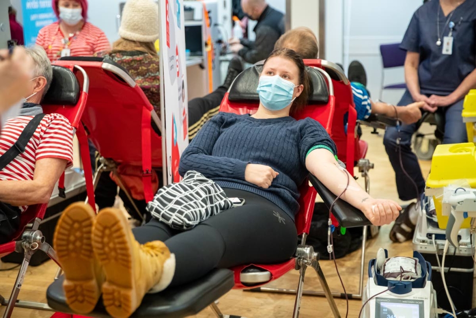 Ida-Sofia Sane, 27, on luovuttanut verta jo seitsemän vuoden ajan. Hänen veriryhmäänsä kutsutaan hätäveriryhmäksi, jota käytetään onnettomuuksissa ja kiireellisissä leikkauksissa.