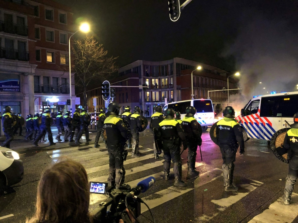 Mellakkapoliiseja viime yönä Hollannin Haagissa, missä koronarajoituksia vastustanut mielenosoitus äityi väkivaltaiseksi.
LEHTIKUVA / AFP