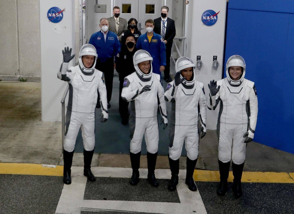 Astronauttinelikko taittaa matkaa kohti kansainvälistä avaruusasemaa SpaceX:n Crew Dragon -avaruusaluksella.