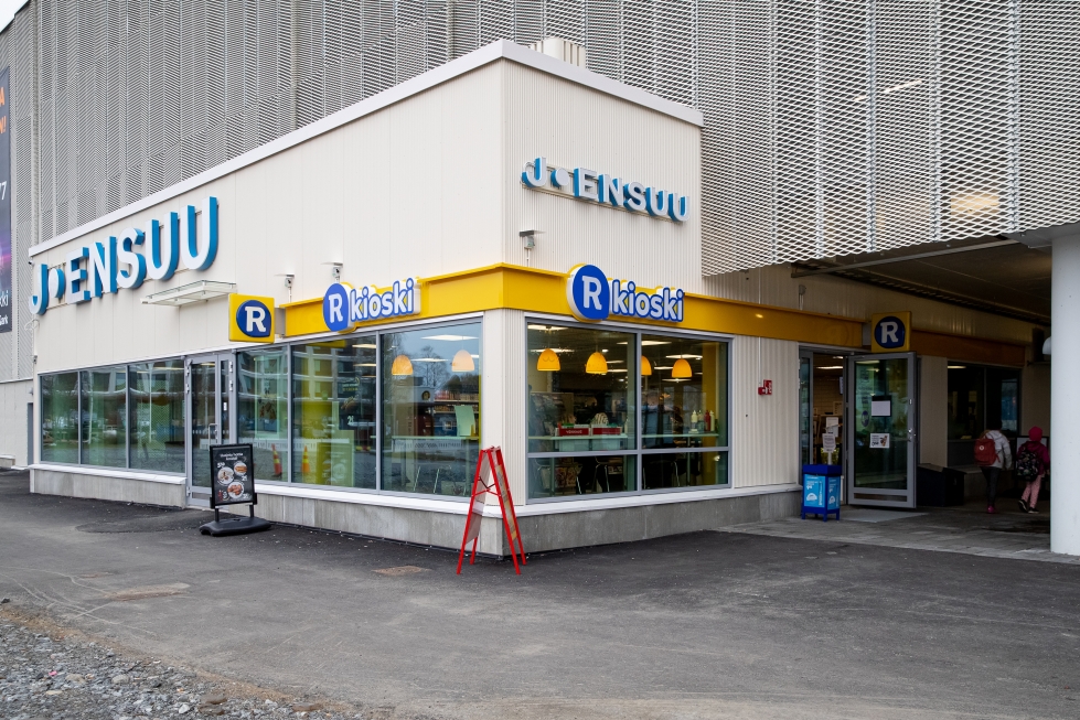 Pohjois-Karjalan uusin R-kioski on Joensuun rautatieaseman parkkitalossa.