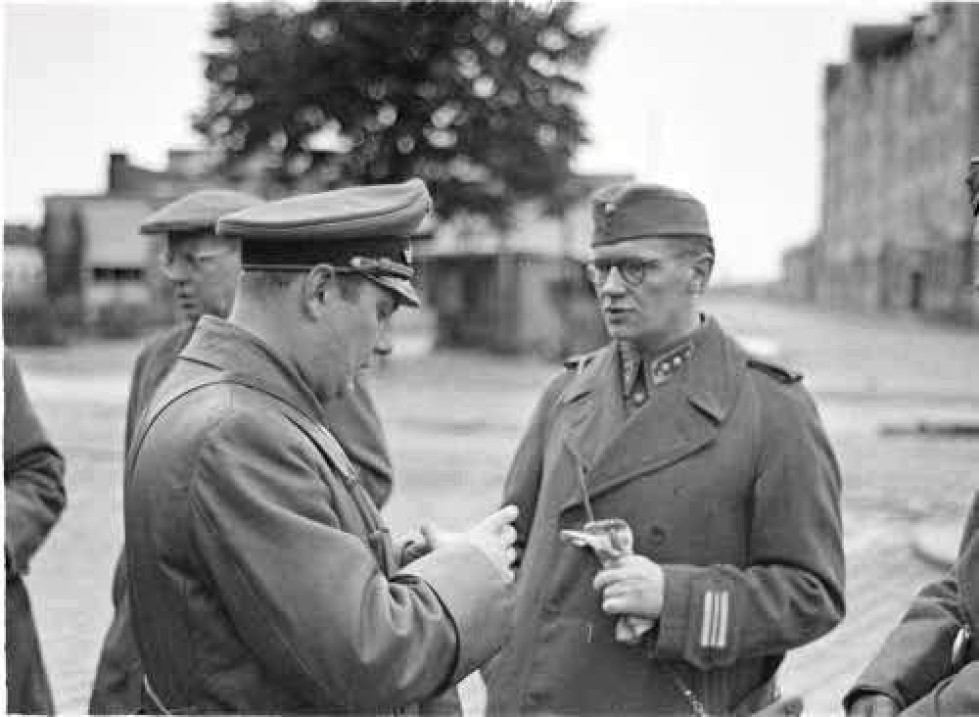 Kalle Lehmus (oik.) ministeri Schmidtin seurassa Viipurissa syyskuussa 1941.