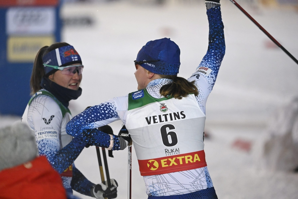 Katri Lylynperä ja Johanna Matintalo sprintin finaalin jälkeen. LEHTIKUVA / Heikki Saukkomaa