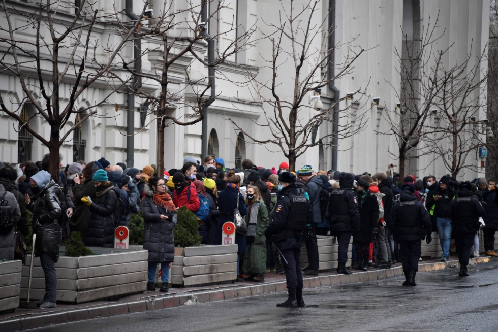 Oikeudenkäynti on saanut osakseen laajaa kritiikkiä. Ihmiset kerääntyivät korkeimman oikeuden eteen Moskovassa torstaina. LEHTIKUVA/AFP 
