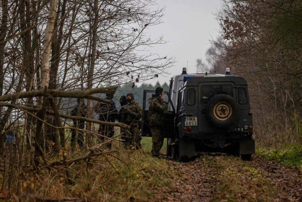 Poliisi ja rajavartijat pysäyttivät maahantulijoita Hajnowkan lähellä Puolassa viime viikolla. LEHTIKUVA/AFP