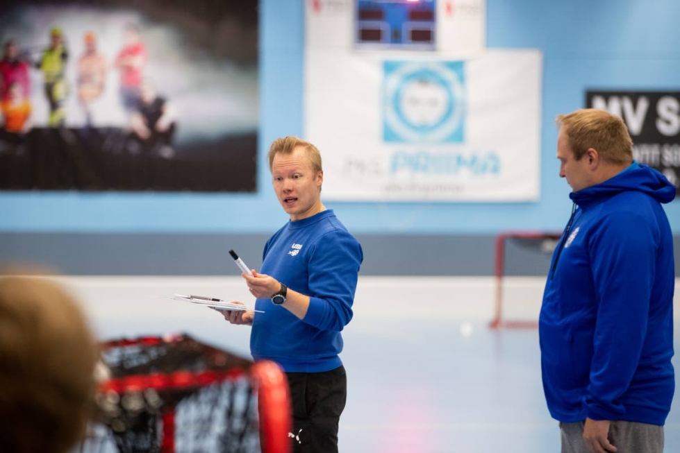 Jani Ruotsalainen (vas.) ja Matti Huovinen valmensivat Lehmo Ballsia Suomisarjassa kaudella 2021–2022.