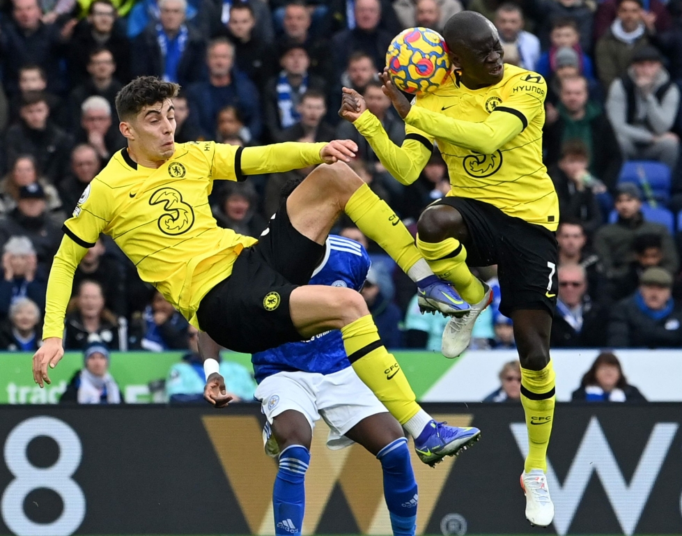 Chelsean Kai Havertz ja N'Golo Kante tavoittelevat palloa ottelussa Leicesteriä vastaan. Lehtikuva/AFP