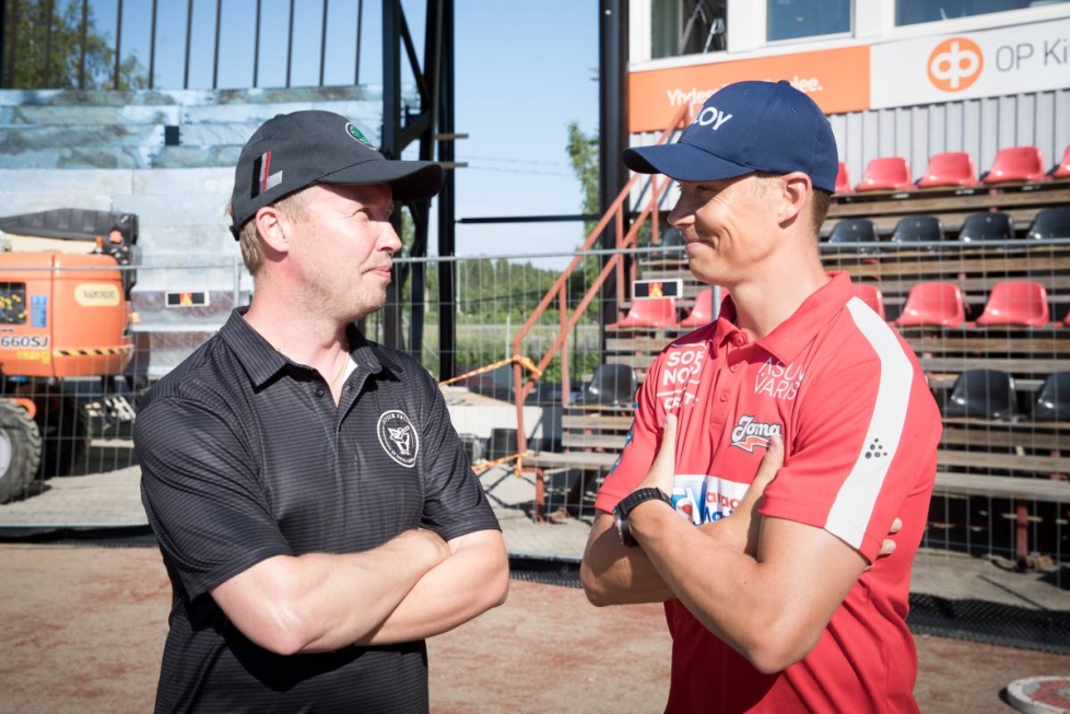 Petri Tuuva (vas.) toimi KiPan ja Mikko Korhonen JoMan pelinjohtajana vuosina 2020 ja 2021. Molemmat Superpesiksen seurat suuntaavat ensi kauteen uusilla pelinjohtajilla.
