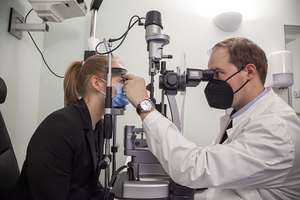 Silmälääkärille pääsy vaihtelee lääkäriasemien ja optikkoliikkeiden välillä. Joensuun Specsaversilla neljänä päivänä viikossa vastaanottoja pitävä silmälääkäri Aleksi Aro tekee silmien tutkimusta asiakkaalle. Arkistokuva.
