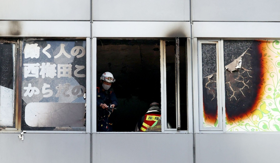 Osakalaisen kerrostalon palo saatiin sammutettua nopeasti, ja valtaosa rakennuksen julkisivusta säilyi ehjänä. LEHTIKUVA/AFP
