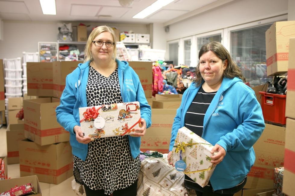 Joensuun Hopen Sanna Räsänen ja Tiina Saarelainen ovat ystävystyneet vapaaehtoistyötä tehdessään. Joulun alla töitä tehdään "hikipäässä" tunteja laskematta normaalin palkkatyön päälle.