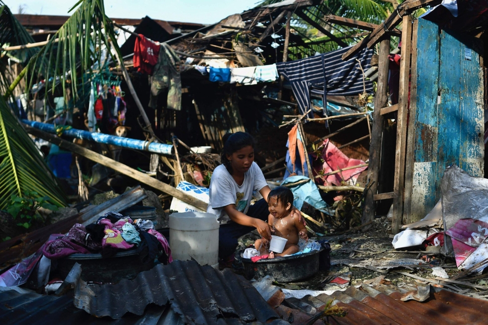Taifuuni osui vahvimmin maan etelä- ja keskiosiin, joissa se katkoi voimalinjoja ja riuhtoi irti talojen kattoja. LEHTIKUVA/AFP
