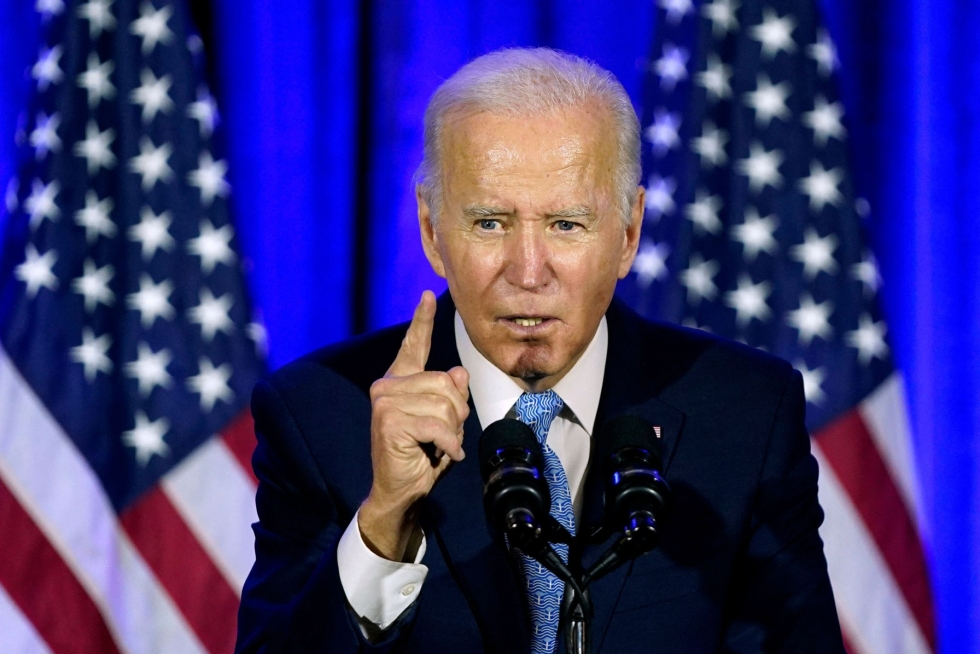Presidentti Joe Biden puheessaan korostaa rokotesuojan hankkimisen tärkeyttä. Lehtikuva/AFP