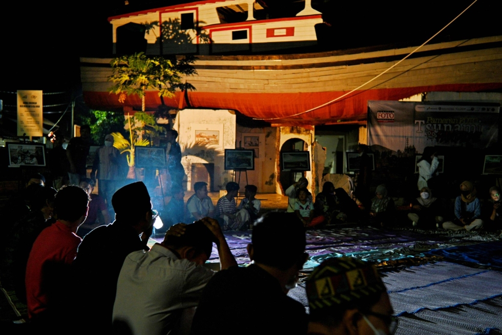 Indonesiassa Banda Acehin kaupungissa järjestettiin rukousseremonia tsunamin muistomerkin luona vuosipäivää edeltävänä iltana. Hyökyaallot aiheuttivat pahimmat tuhot Indonesiassa, jossa kuoli noin 170 000 ihmistä. LEHTIKUVA/AFP