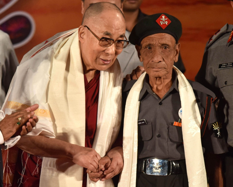 Dalai-lama (vas.) ja Naren Chandra Das tapasivat vuonna 2017. LEHTIKUVA / AFP