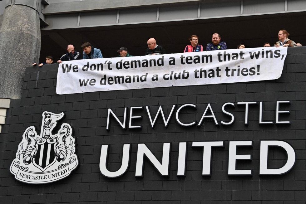 Newcastlelta peruuntui koronatilanteen vuoksi jo torstain Everton-vierasottelu. Newcastlen kannattajat esittelivät banderolliaan lokakuussa. LEHTIKUVA / AFP