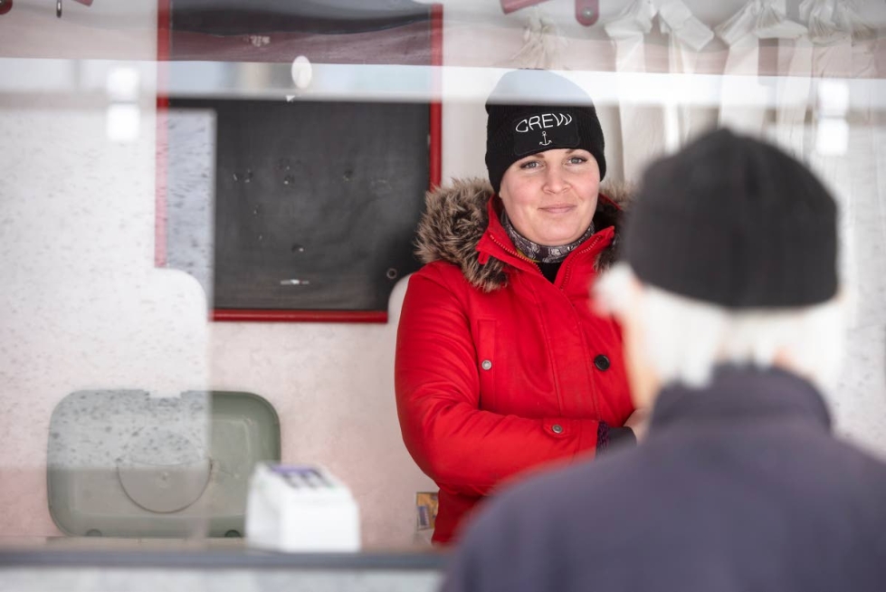 Kääpän suku on myynyt Lahden torilla kalaa 60 vuotta. Karoliina Kääpä karauttaa yrityksen kala-autolla Lahden kuukausimarkkinoille joka kuukauden ensimmäinen keskiviikko.   
