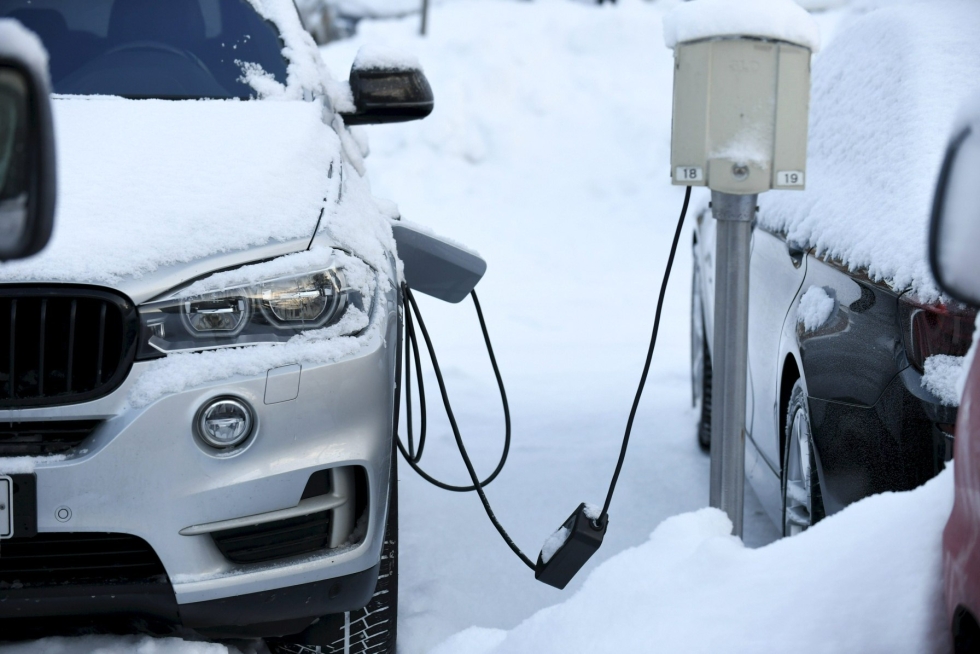 Sähköautojen määrää Suomessa pyritään lisäämään voimakkaasti kuluvan vuosikymmenen loppuun mennessä. LEHTIKUVA / Heikki Saukkomaa