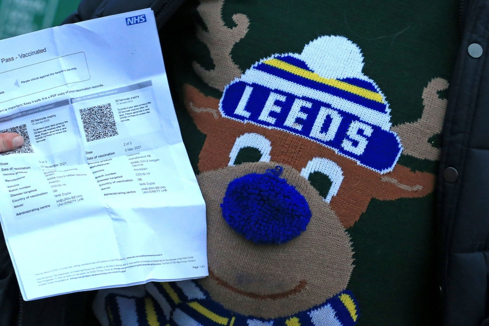 Leeds–Aston Villa on joulukuussa jo 14. ottelu, joka on jouduttu siirtämään. Kuvassa Leedsin fani koronatodistuksensa kanssa ennen joulua. LEHTIKUVA/AFP