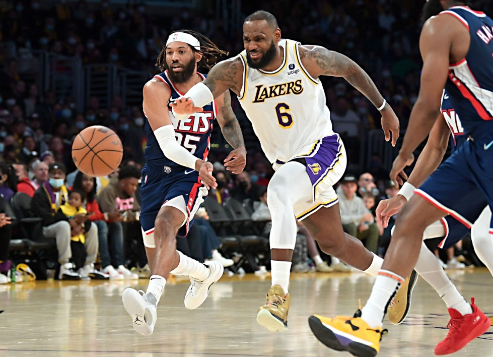 Los Angeles Lakersin LeBron James (oik.) nousi uudeksi joulupäivän pistekuninkaaksi. Pallosta taisteli Brooklyn Netsin DeAndre' Bembry. LEHTIKUVA/AFP