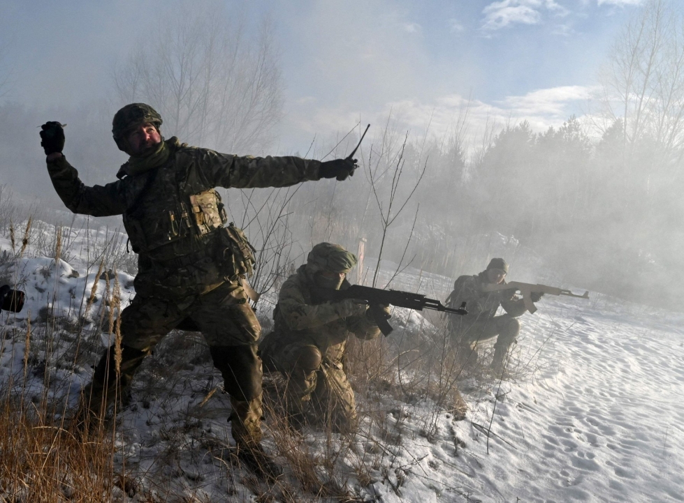 Maiden väliset jännitteet ovat kasvaneet erityisesti Ukrainan kiristyneen tilanteen vuoksi. Kuvassa ukrainalaissotilaat harjoittelevat lähellä Kiovaa joulupäivänä. LEHTIKUVA/AFP