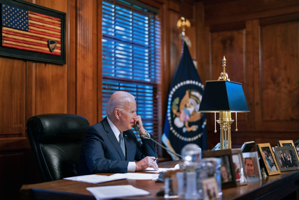 Valkoinen talo julkaisi kuvan, jossa Yhdysvaltain presidentti Joe Biden keskusteli puhelimessa Venäjän presidentti Vladimir Putinin kanssa. LEHTIKUVA / AFP
