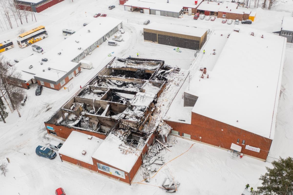 Pelastuslaitos sai palon rajattua tuotantotilaa. Varastorakennukseen tuli vain savua.