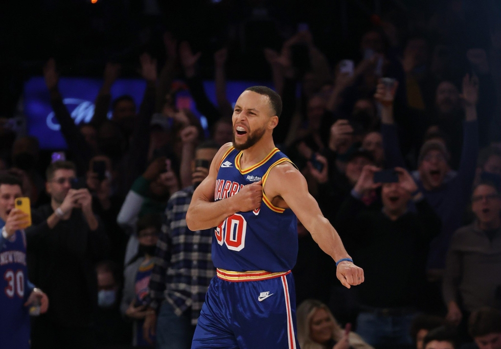 Koripalloilun mullistanut Curry otti nimiinsä NBA:n kaikkien aikojen kolmosennätyksen. LEHTIKUVA/AFP