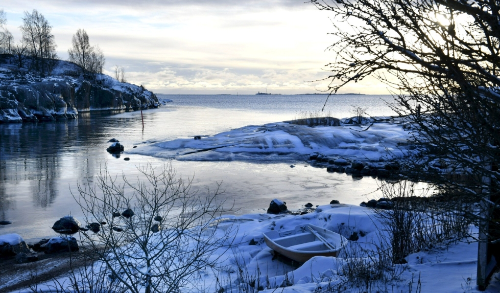 Aurinko voi kuultaa pakkaspilven läpi. Kuva jouluaatolta Helsingistä. LEHTIKUVA / HEIKKI SAUKKOMAA