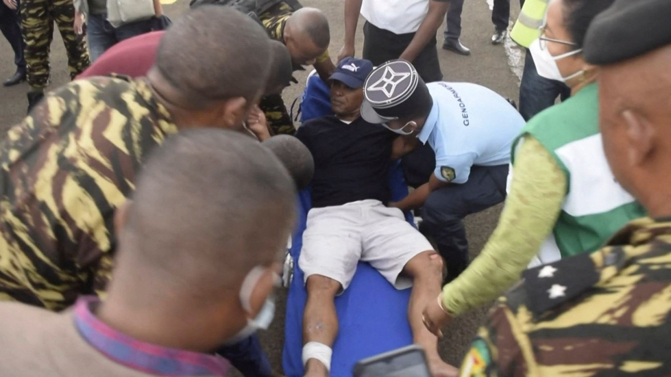 Onnettomuuspaikalle matkalla ollut Madagaskarin poliisiministeri Serge Gelle joutui maanantaina helikopteriturmaan rannikon edustalla. Gelle pelastautui uimalla rantaan 12 tunnin matkan. Lehtikuva/AFP