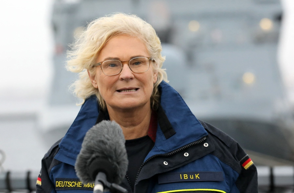 Saksan puolustusministeri Christine Lambrechtin mielestä Venäjää tulisi painostaa kaikin keinoin kymmenien tuhansien sotilaiden ja sotakaluston keräämisestä Ukrainan rajalle. LEHTIKUVA/AFP