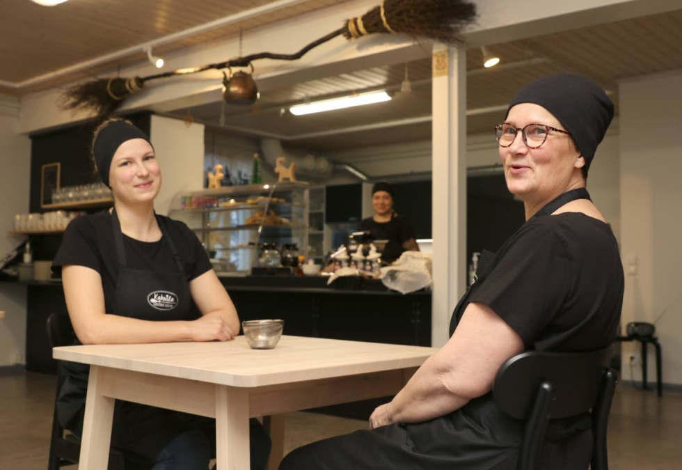Salla ja Roosa Hytönen toimivat äitinsä Sari Savolaisen (oik.) apuna Lentävässä Luudassa.