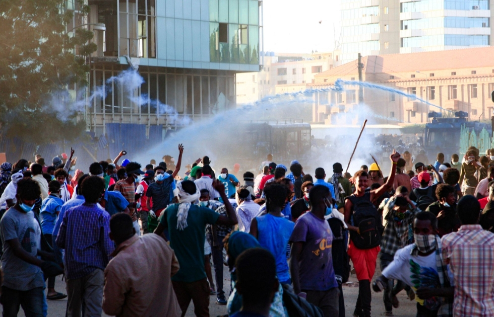 Sudanin turvallisuusjoukot käyttivät vesitykkejä ja kyynelkaasua mielenosoittajia vastaan Khartumissa myös joulun aikaan. LEHTIKUVA/AFP