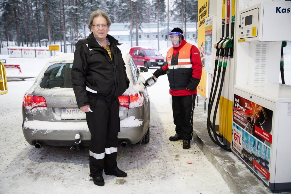 Taksikuski Jarmo Hytti nautti palvelutankkaaja Kimmo Myllerin palvelusta torstaina Ylämyllyllä. Korona puhuttaa kumpaakin miestä päivittäin.