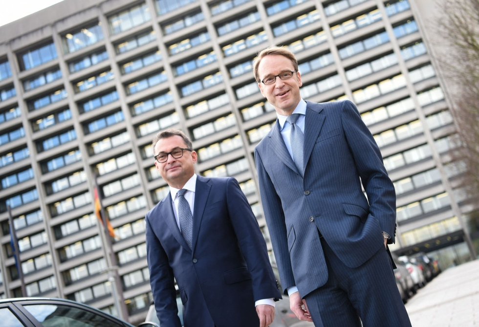 Joachim Nagelin (vas.) ennakoidaan jatkavan edeltäjänsä Jens Weidmannin (oik.) linjaa Saksan Bundesbankin johtajana. Kuva vuodelta 2016. LEHTIKUVA / AFP