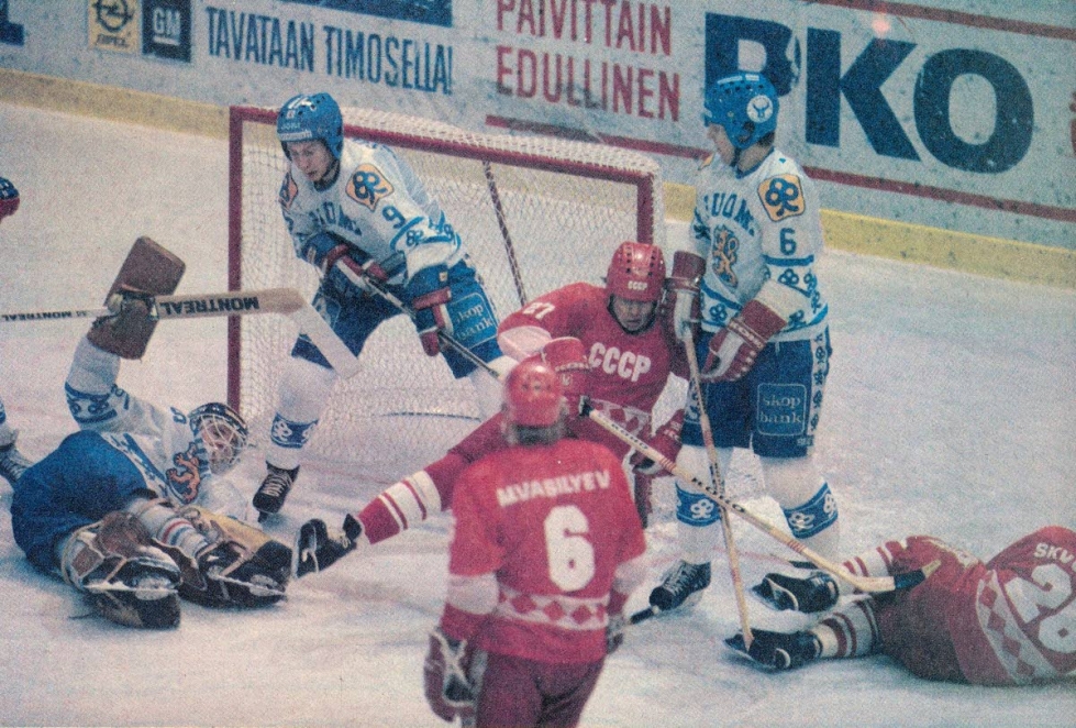 Neuvostoliitto joutui taipumaan tasapeliin harjoitusmaaottelussa Joensuussa vuonna 1983. Ottelu päättyi tasalukemin 3-3. Suomen maalilla oli tiukkoja tilanteita - tässä Hannu Kamppuri sai pidettyä Hannu Helanderin (9) ja Juha Jyrkkiön (6) avustamana maalin puhtaana. Neuvostoliitolta tilanteessa Vjatseslav Bykov (27), Mihail Vasiljev (6) ja jäässä Aleksandr Skvortsov.