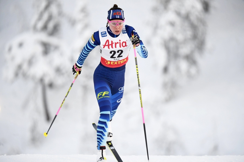 Eilen kiertueen avauskilpailussa Iivo Niskanen karsiutui vapaan hiihtotavan sprintin aika-ajossa, mutta isosisko Kerttu Niskanen osoitti voivansa onnistua myös itselleen harvinaisemmalla matkalla. LEHTIKUVA / VESA MOILANEN