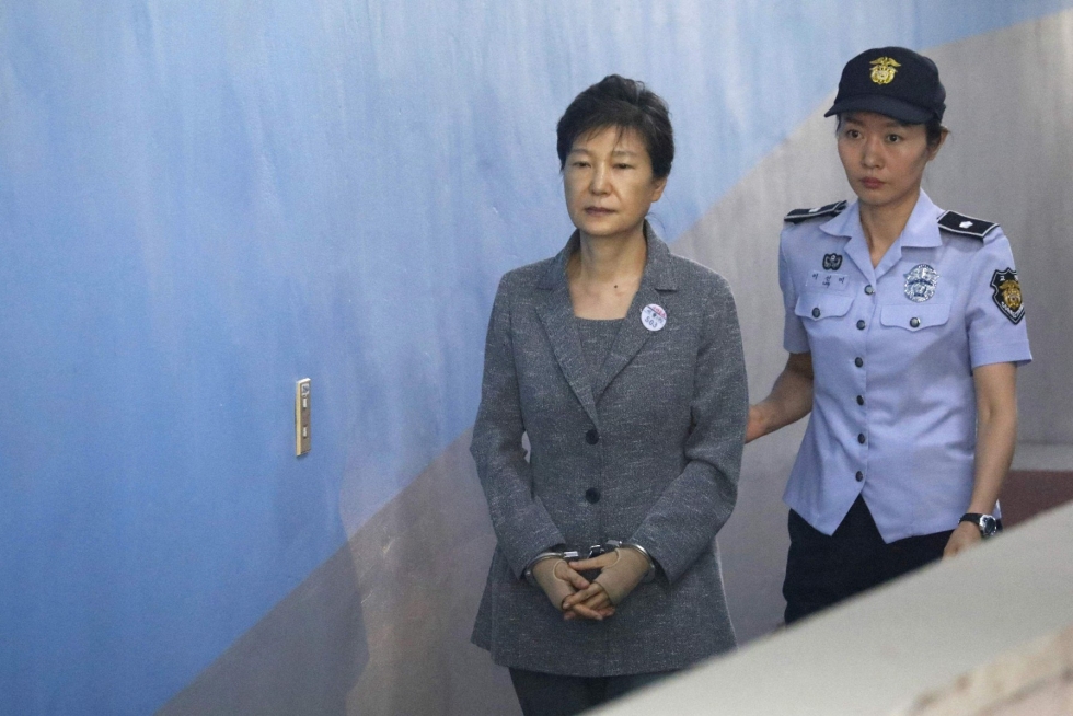 Etelä-Korean entinen presidentti Park Geun-hye (vas.) tuomittiin muun muassa lahjuksista ja vallan väärinkäytöstä yli 20 vuodeksi vankilaan. Kuva on vuodelta 2017. LEHTIKUVA / AFP