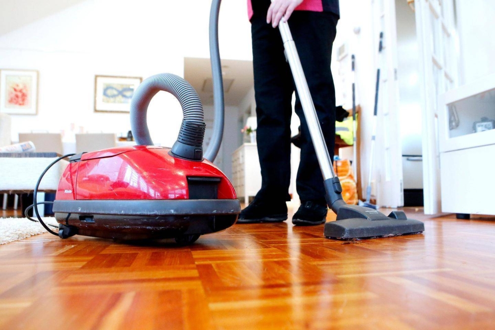 Kotitalousvähennys voi saada esimerkiksi kotitaloustöistä, kuten siivouksesta.