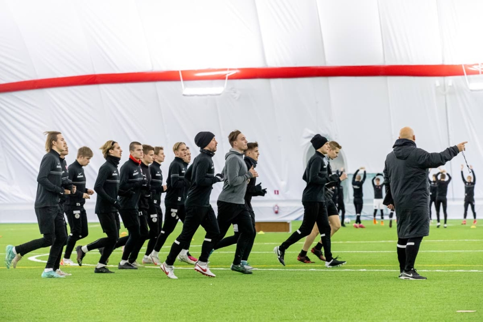 Jipon uusi päävalmentaja Sami Okkonen näyttää suuntaa. Se on uuden alku. Vaajakoskelta Joensuuhun saapunut valmentaja kehui Rantakylän hallin olosuhteita.