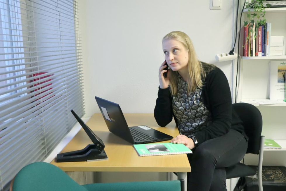  Joensuulainen Alina Hiltunen tekee vapaaehtoistyötä kriisipuhelinpäivystäjänä. Koskaan ei voi tietää, millainen puhelu seuraavaksi tulee. Tärkein tehtävä on kuitenkin aina sama, eli aktiivinen ja empaattinen kuunteleminen.