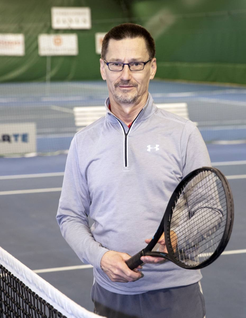 Jari Hurskainen on joutunut jättämään työelämän ja rakkaan lajin tenniksen pelaamisen. 